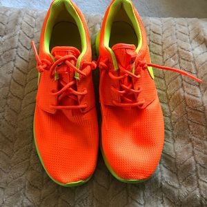 Neon Nike Roshe